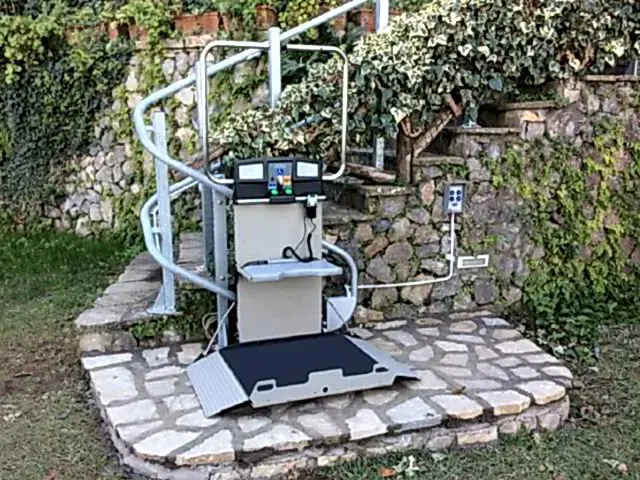 artira engelli merdiven asansörü